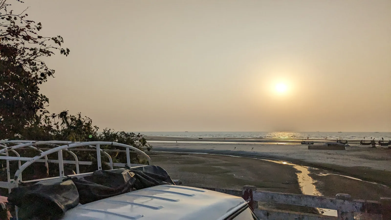 ইনানী সমুদ্রসৈকতে সূর্যাস্তের বাস্তব দৃশ্য